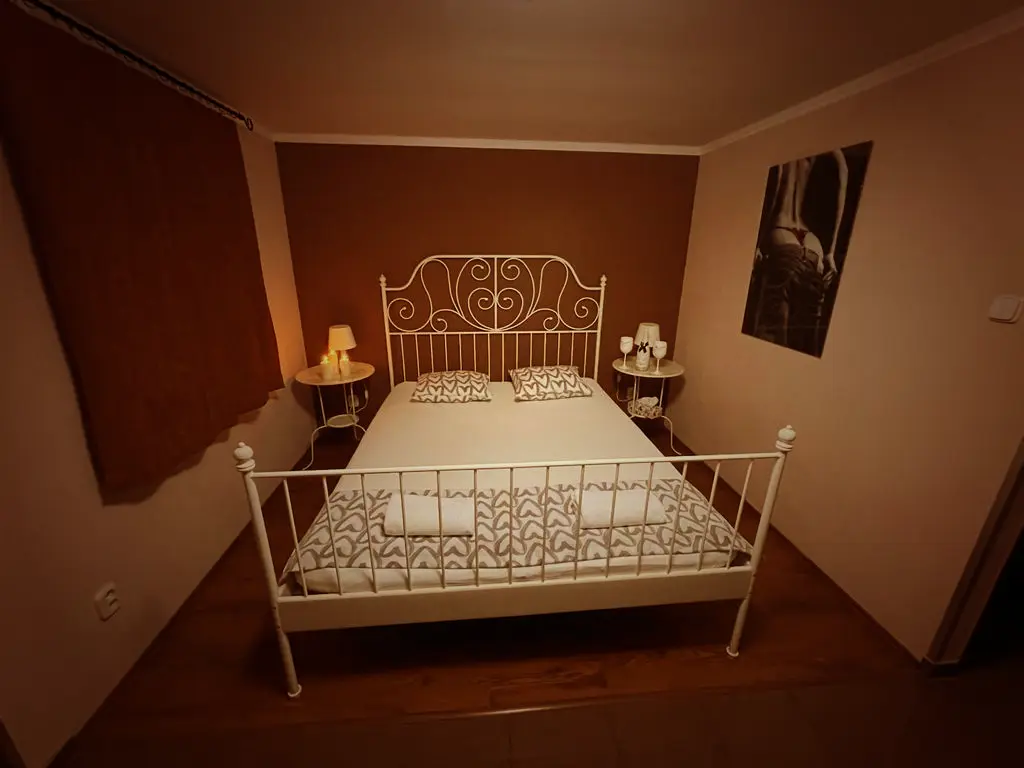 Izba s bielou kovovou posteľou