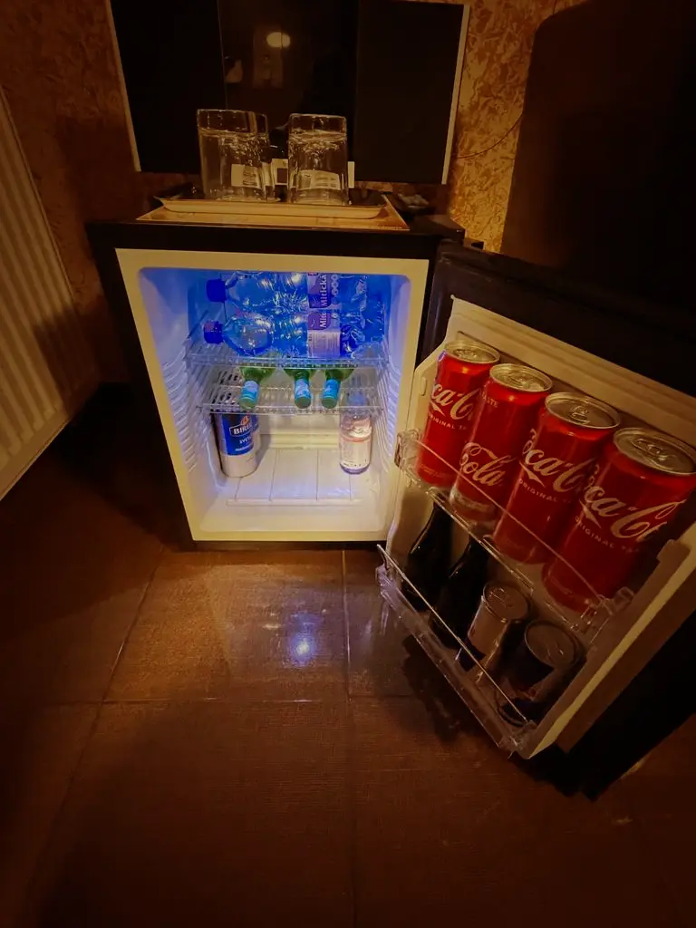 Minibar s nápojmi
